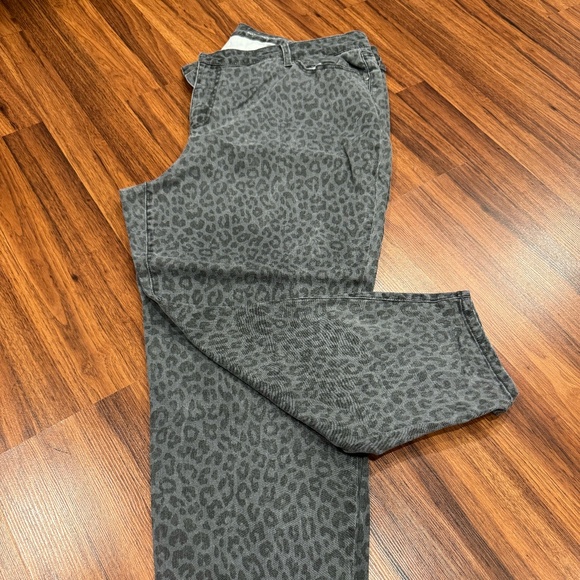 Gray Leopard printed New Directions Jeans - Picture 1 of 4